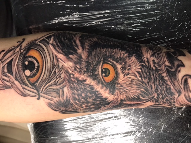 Татуировка сова на руке.