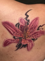 Татуировка лилия на лопатке
