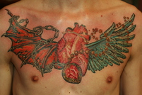 татуировка крылья на груди