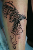 тату цветок на руке, черно-белая птица тату, женская татуировка на руке, тату птица, татуировка Херсон
