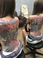 Татуировка дракон на спине девушки