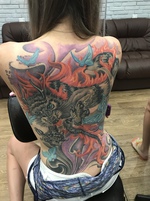Тату дракон на спине девушки
